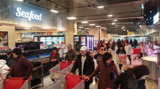 롯데마트 금천점에서 고객들이 쇼핑을 즐기고 있다.  롯데마트 제공